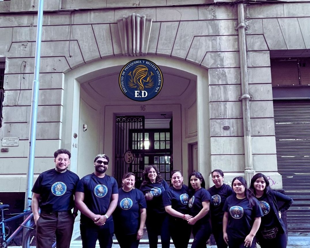 Equipo del Instituto EyD frente a su sede en Santiago Centro